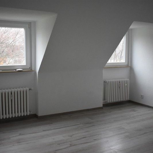 Hübsche 2-Raum DG Wohnung mit großer Küche sucht Sie! - Photo 1