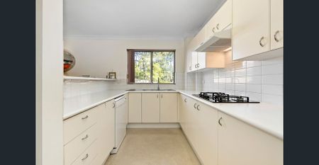 Gorgeously maintained unit with two courtyards - Photo 2