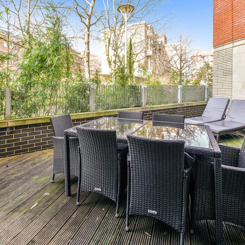 1 bedroom flat in Montaigne Close - Photo 1