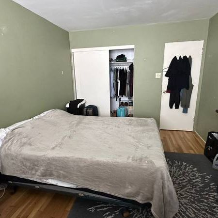 Private 1 Bedroom Furnished near to English Bay /Available October1st - Photo 1