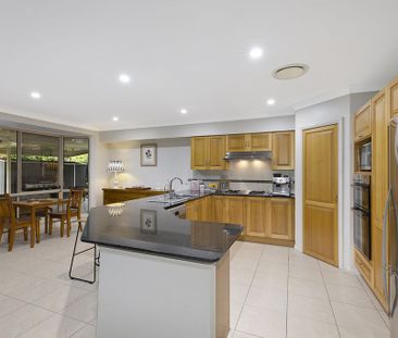 Oversize family home in quiet tree lined street - Photo 4