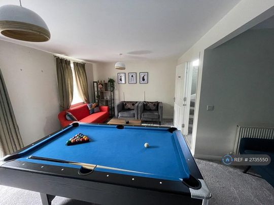 4 bedroom semi-detached house to rent - Photo 1