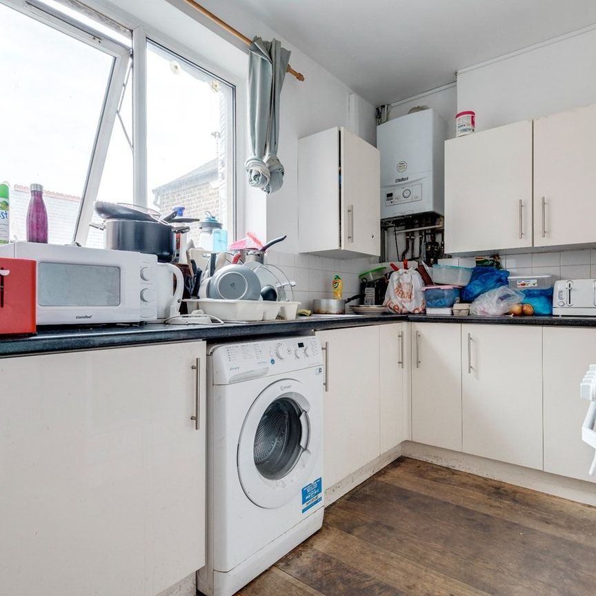Room in a Shared Flat, Durnsford Road, SW19 - Photo 1