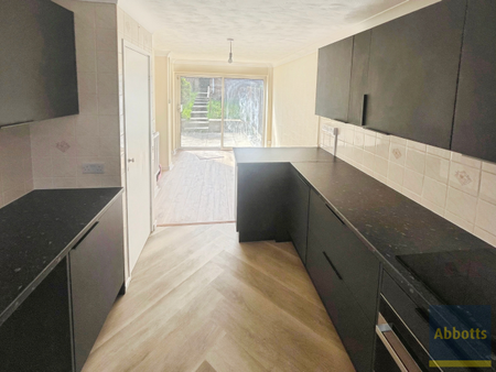BARSTABLE WEST, BASILDON - Photo 2