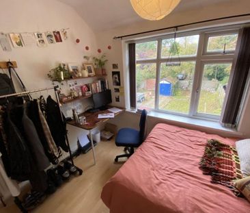 4 bedroom semi-detached house to rent - Photo 5