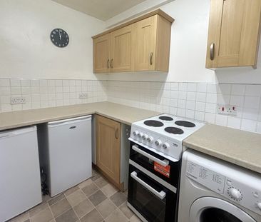 Raglan Road, WokingProperty for lettings - Seymours - Photo 1