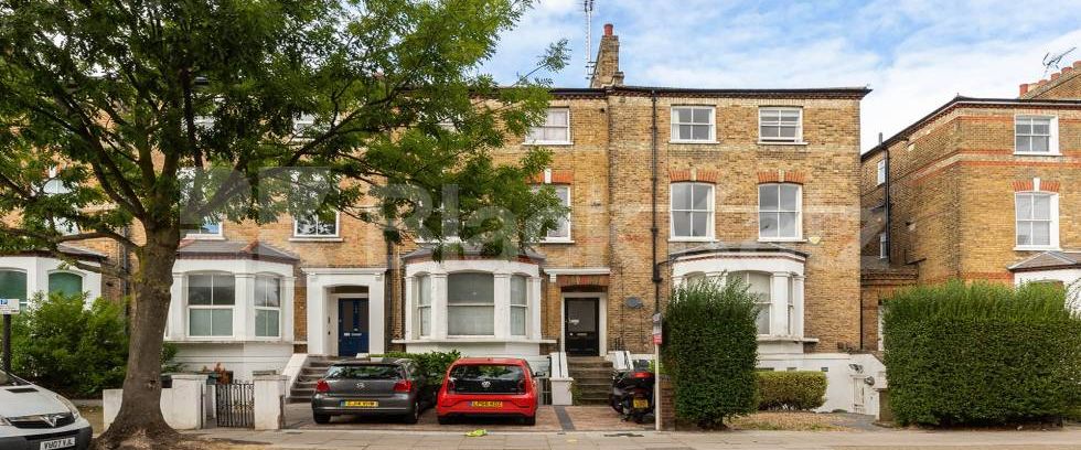 Spacious three bedroom with a modern kitchen wood floors mins to tube & shops - Photo 1