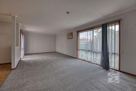 FAMILY HOME IN CRANBOURNE NORTH - Photo 2