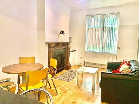 4 bedroom semi-detached house to rent - Photo 4