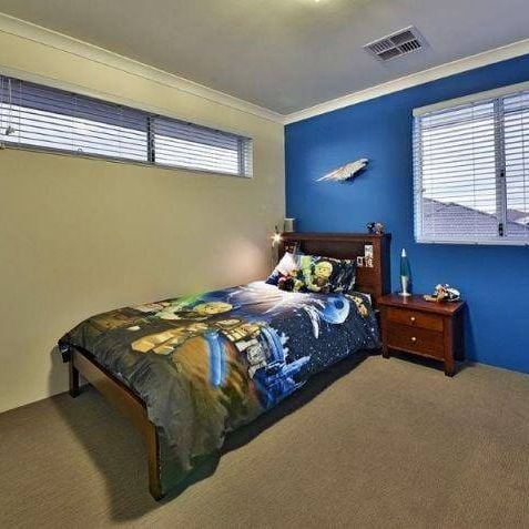 LUXURY FAMILY HOME 5 x 3 + STUDY (6th Bedroom) + SWIMMING POOL + SPA + Theatre + Decked Outdoor Entertainment Area. - Photo 1