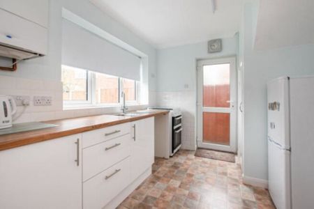 4 bedroom Semi-detached house to rent - Photo 4