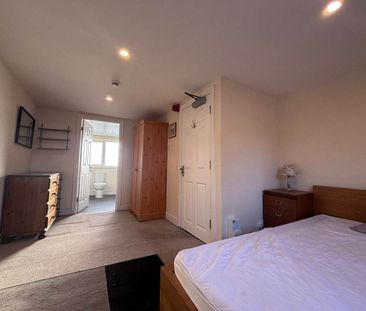 Portlands, Fairfields Avenue Bramley - Photo 4