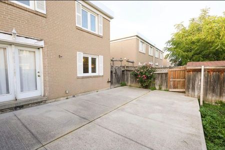 For Lease - 120 Town House Crescent, Brampton, Ontario - Photo 5