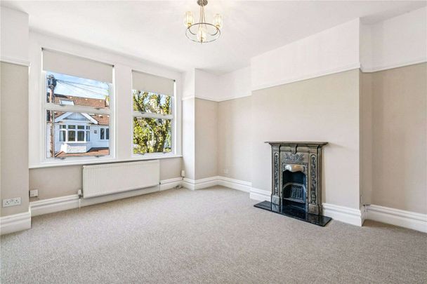 A three bedroom newly refurbished flat with garden. - Photo 1