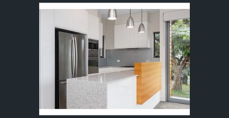 PERFECTLY POSITIONED CONTEMPORARY DUAL LIVING RESIDENCE - Photo 3