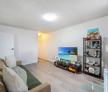 Well-presented 2-bedroom unit - Photo 2