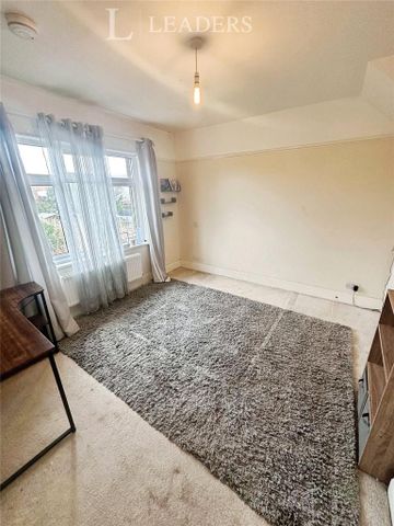 4 bedroom semi-detached house to rent - Photo 4