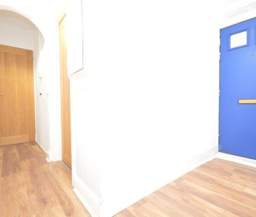 1 bedroom in a flat share to rent - Photo 2
