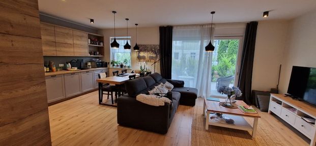 Przestronne mieszkanie z ogrodem i garażem - Photo 1