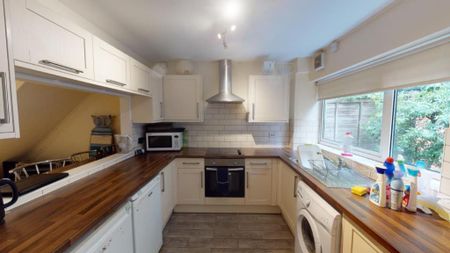 4 bedroom semi-detached house to rent - Photo 2