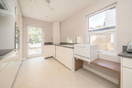 3 bedroom flat to rent - Photo 5