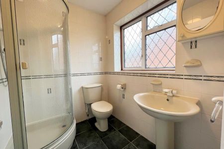 Woodham Road, Woking, Surrey, GU21 - Photo 4