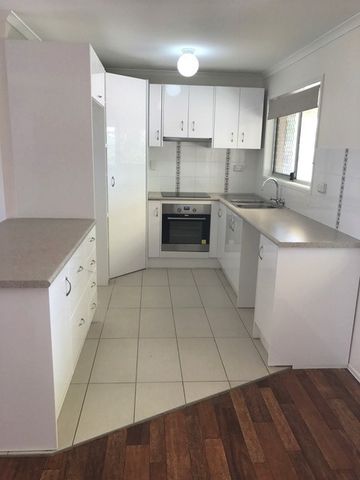 Cozy 3 Bedroom Home with a Pool! - Photo 3