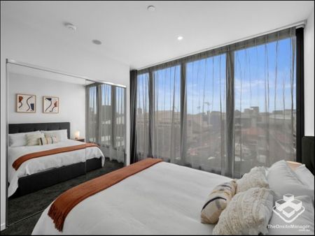 South Brisbanes Best Location - 2 Bedroom Furnished Unit with City & River Views from Living Room & Bedroom - Photo 3