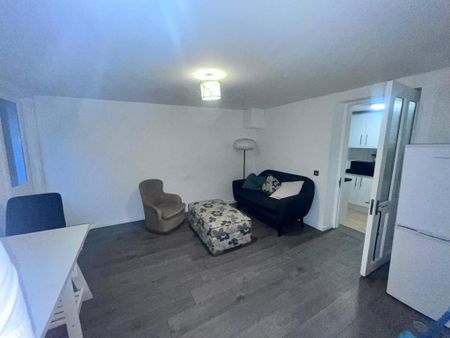 1 bedroom in a flat share to rent - Photo 3