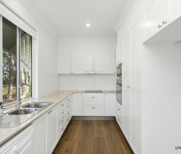 Stylish 2 Bed Cottage in Prime Location - Photo 3