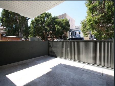 Spacious 1 Bedroom Unit with terrace & carspace - Photo 4