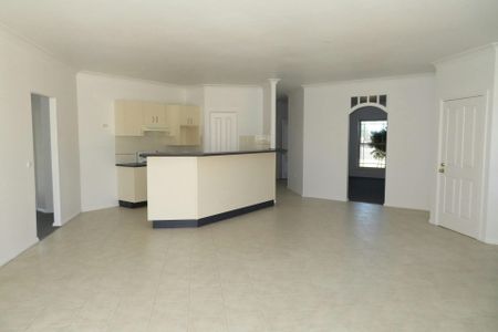 FRESH AND BRIGHT SPACIOUS 3 BEDROOM HOME! - Photo 2