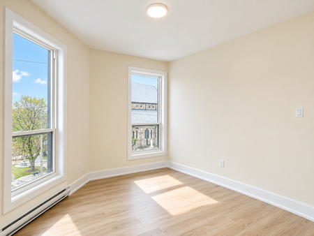 4 Victoria Avenue South apartment — Hamilton, ON (1-Bedroom) - 1 Bedroom - Photo 2