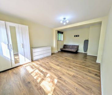 Room in a Shared Flat, West House Close, SW19 - Photo 4