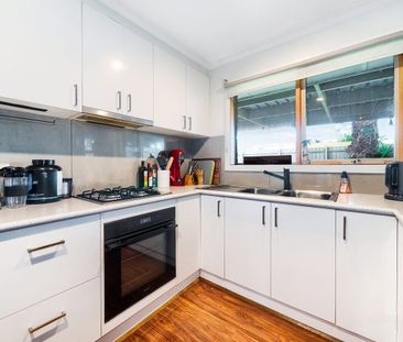 ✨ Comfortable & Well-Located Family Home in Cranbourne West! - Photo 5