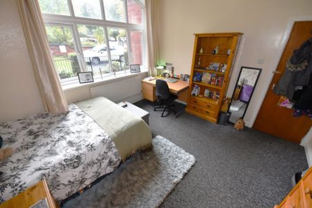 3 bedroom Flat in Wood Lane, Leeds - Photo 3