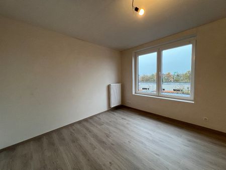 Te huur: Volledig gerenoveerde woning in hartje Vlamertinge - Photo 2