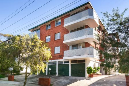 Renovated Apartment With Balcony and Parking - Photo 2