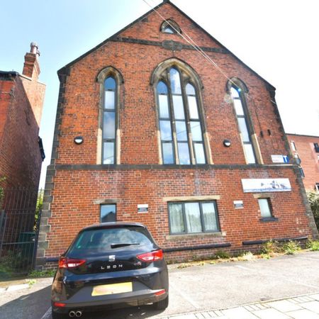 5 bedroom Flat in Kirkstall Lane, Leeds - Photo 4