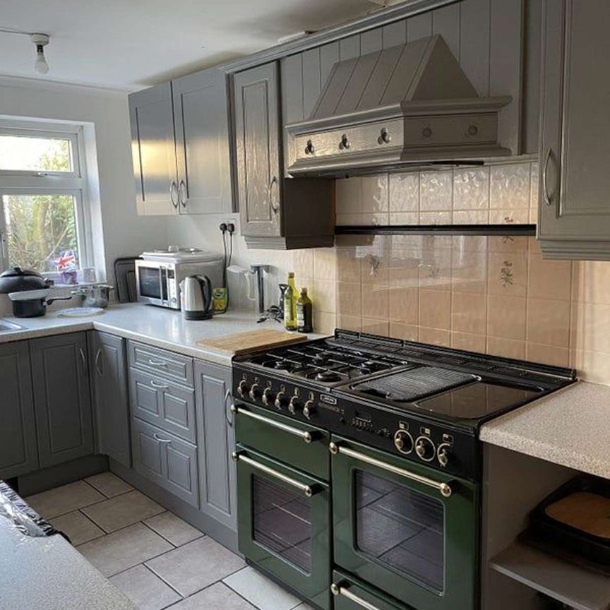 🚉 Big Room, Bigger Perks – 5 Minutes to the Train Station! 🏡✨ - Photo 1
