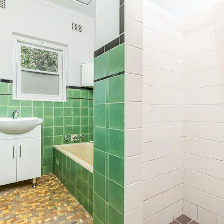 Recently Renovated Family Home - Garden Maintenance Included! - Photo 5