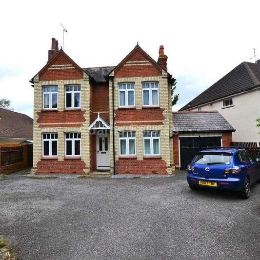 Reading Road, Woodley, RG5 - Photo 1