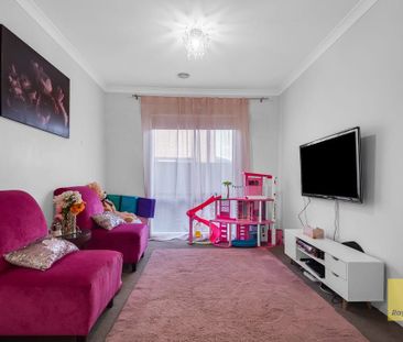 Charming 3-Bedroom Home with Modern Comforts and Single Garage - Photo 2