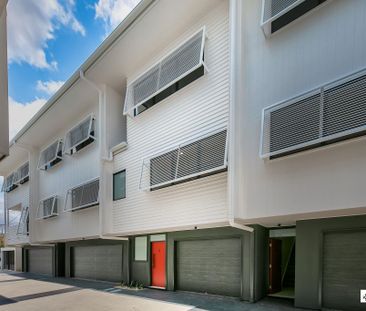 Modern 3 Bedroom Townhouse + Ducted Air Con! - Photo 5