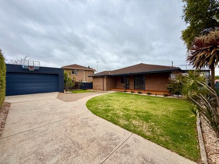 Spacious Home with Double Garage - Photo 3