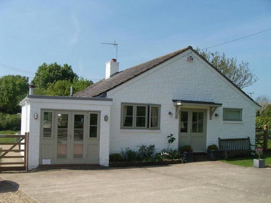4 bedroom detached bungalow to rent - Photo 1