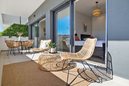 Middle Floor Apartment in Estepona - Photo 2