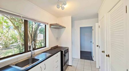 Prime Location – 3 Bedroom Home Opposite the Mall - Photo 3