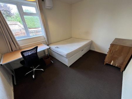 4 bedroom flat to rent - Photo 3