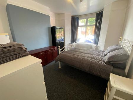 1 bedroom in a house share to rent - Photo 4
